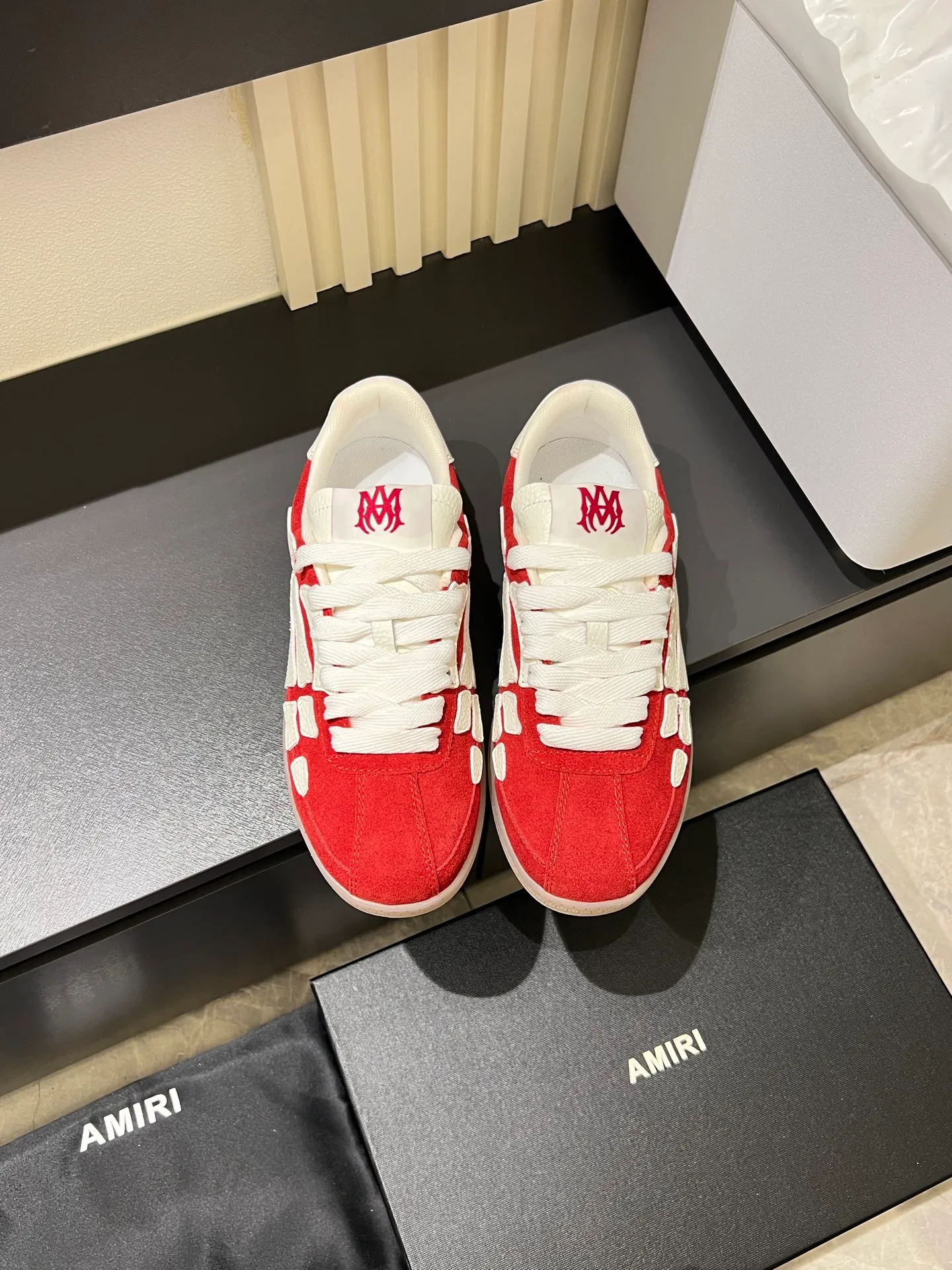 Men's shoes 💰p560 "AMIR*" new men's low-top casual sports sneakers bone shoes, another pair of irresistible bone shoes. Bone shoes are one of AMIRI's most popular items. Made of first-layer cowhide upper. The side bones are made of two cowhide laminations. It has a three-dimensional effect. The leather incisions are all oil-edged. Contrast color design. Simple style. Fashionable sports. Customized metal LOGO nameplate embellished with laces. Exclusive top-quality version. Supports contrast. Breathable mesh lining. The original rubber outsole is a must-have item for daily leisure. It is suitable for various occasions. If you pursue high quality, check it out. It is super cool on the feet and comes with a full set of original packaging! Size: 39-45!